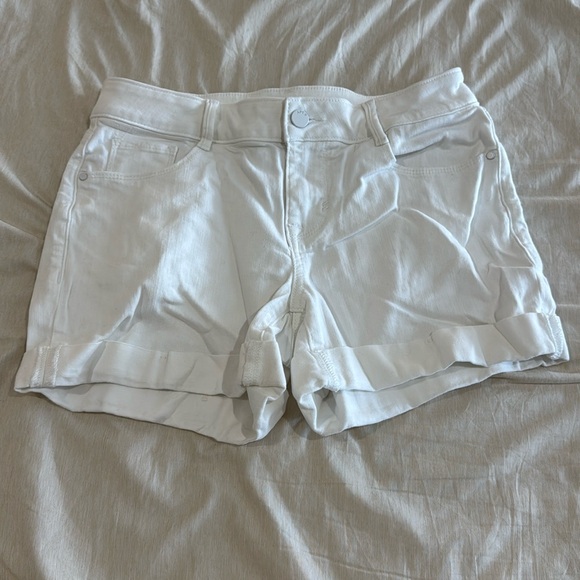 Apt. 9 Stretch White Short Shorts • Size 6 • Soft & Flexible Fit - Picture 1 of 2